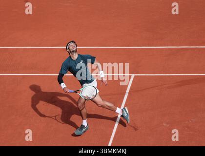 Italienischer Tennisspieler Lorenzo Musetti in Aktion bei den French Open, Roland Garros, Paris, Frankreich. Stockfoto