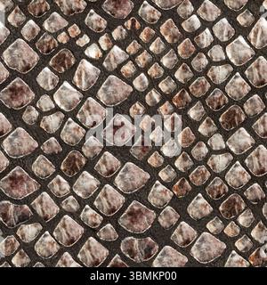 Nahtloses 4K-Fotomaterial aus braunem Reptilienleder mit silbernem Schuppenmuster. Stockfoto