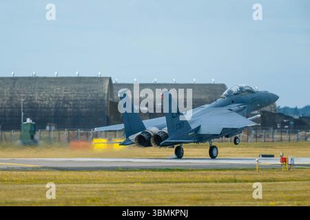 Lakenheath, Großbritannien. Juni 2025. Ein McDonnell Douglas (jetzt Boeing) F-15E Strike Eagle, ein amerikanischer Allwetter-Multifunktionsstreikjäger, der auf der RAF Lakenheath in Suffolk stationiert ist, ist die Basis der Heimat des 48. Kampfflügels. Quelle: Mark Bullimore/Alamy Live News Stockfoto