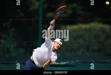 London, Großbritannien. Juni 2025. Der belgische Zizou Bergs fotografierte während einer Trainingseinheit das Wimbledon Grand Slam Tennis Turnier 2025 im All England Tennis Club im Südwesten Londons, Großbritannien, Freitag, den 27. Juni 2025. BELGA FOTO BENOIT DOPPAGNE Credit: Belga News Agency/Alamy Live News Stockfoto