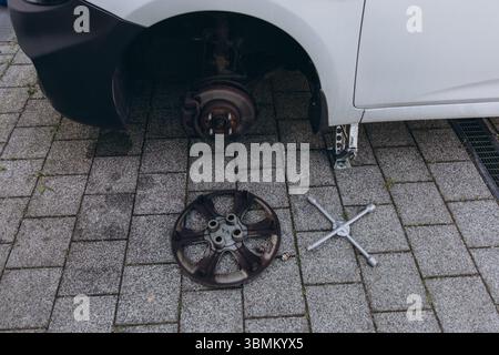 Reparatur der Breaks eines Autos nach einem Straßenunfall. Details und Fokus auf Metallteile und verschlissene Scheiben, Nahaufnahme der Scheibenbremse ohne Räder des Fahrzeugs Stockfoto