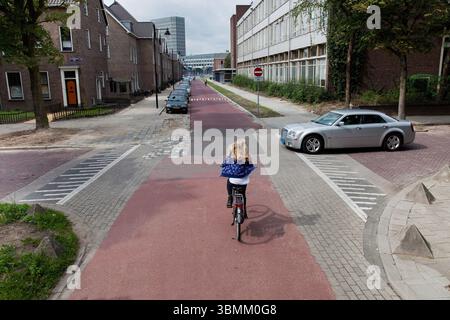 Niederlande, Arnheim. Kinder auf dem Fahrrad sind Teil der Verkehrssituation in der Stadt. Sie müssen nachgeben oder nachgeben. Stockfoto