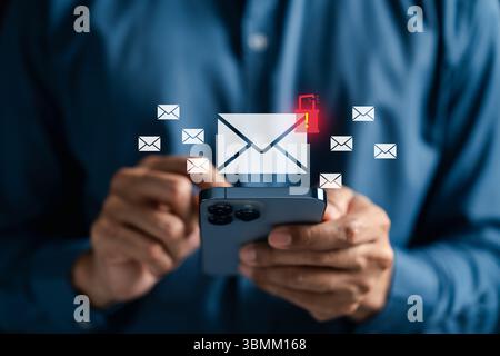 E-Mail-Symbol mit Virus- und Spam-Warnung auf dem Smartphone-Bildschirm. Bedrohungen der Cybersicherheit, Phishing-Gefahr, Erkennung bösartiger E-Mails usw. Stockfoto