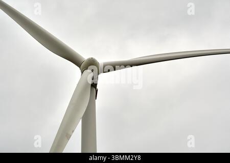 Deutschland: Eine moderne Windkraftanlage schließt sich an einem bewölkten Tag an und symbolisiert saubere Energie und die deutsche Energiewende. Stockfoto