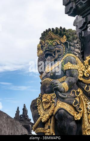Bali, Indonesien, 29. Dezember 2024: Statue des indonesischen Gottes vor dem balinesischen Tempel. Traditionelles Symbol des indonesischen Hinduismus in Ubud, Bali, Indonesien. Stockfoto