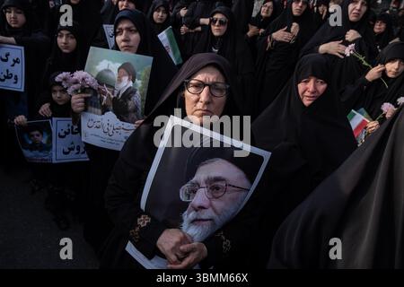 Astaneh-Ye Ashrafiyeh, Iran. Juni 2025. Eine Frau sah Trauer, während sie ein Porträt trug, während der Beerdigung der Toten während des Angriffs. Nach dem israelischen Angriff auf den Iran tötete Israel eine große Anzahl von Atomwissenschaftlern in vielen Städten des Iran durch Raketenangriffe und Griff auch ihre Familien an. (Credit Image: © Alborz Irani/SOPA Images via ZUMA Press Wire) NUR REDAKTIONELLE VERWENDUNG! Nicht für kommerzielle ZWECKE! Stockfoto