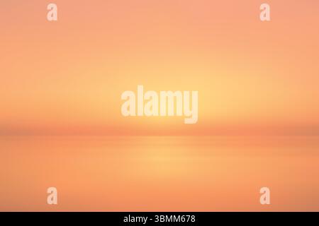 Sanftes Morgenlicht, das sich vom Horizont aus mit glatten Goldtönen und Reflexionen ausbreitet Stock Vektor