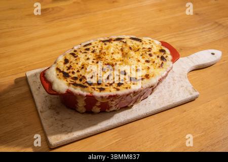 Frisch gebackener Makkaroni-Käse in Orangenschale, goldene knusprige Platte direkt aus dem Ofen Komfortgerichte Stockfoto