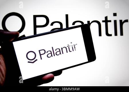 In dieser Abbildung ist ein Palantir-Logo auf einem Smartphone und im Hintergrund zu sehen. Stockfoto