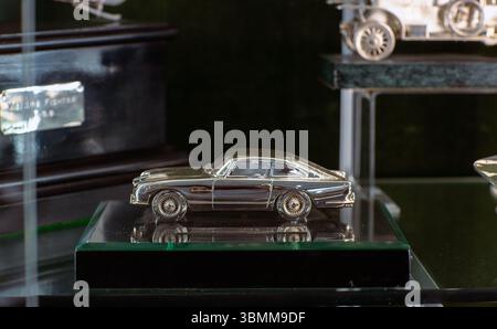 Aston Martin DB5 Silbermodell im Langford Silver Vault, London Stockfoto