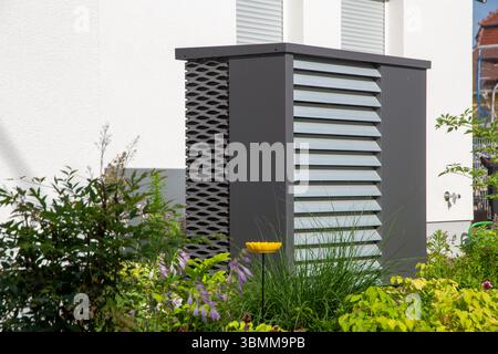 Wärmepumpe auf einem Wohnhaus Stockfoto