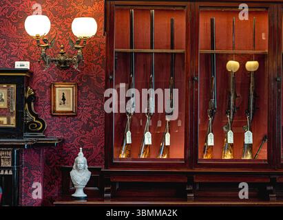 Purdey & Sons wurde 1814 gegründet, um Sportgewehre und -Gewehre sowie luxuriöse Kleidung und Accessoires zu kreieren. Stockfoto