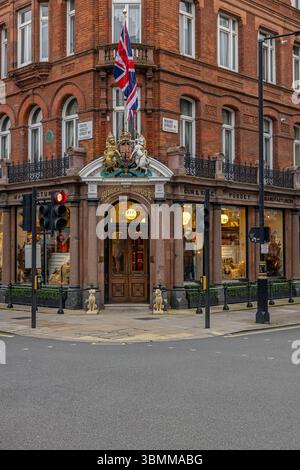 Das Audley House, Purdey & Sons, 1814 gegründet, bietet maßgeschneiderte Sportgewehre und Gewehre sowie luxuriöse Kleidung und Accessoires. Stockfoto