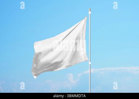 Leere weiße Flagge im Wind am klaren blauen Himmel, ideal für Werbedesign, Personalisierung oder nationale Identitätsmodelle Stockfoto