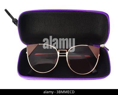 Isoliertes Foto einer Sonnenbrille der Frau, die in einem Hartdecketui auf weißem Hintergrund liegt. Stockfoto
