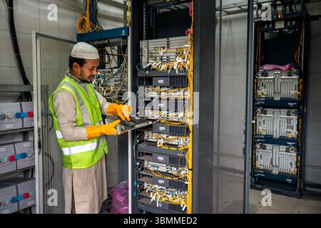 Techniker und Techniker reparieren Netzwerkgeräte, Router, Server konfigurieren und Kabel im Netzwerkraum reparieren. IT-Wartung Stockfoto