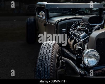 Hotrod auf schwarzem Hintergrund Stockfoto