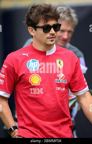 Spielberg, Österreich. Juni 2025. Charles LECLERC (MCO), Fahrer des Ferrari F1 Teams, am Eingang des Fahrerlagers während der MSC CRUISES AUSTRIAN GP 2025 auf dem Red Bull Ring in Spielberg (Steiermark, Österreich), 11. Runde der FIA F1 Weltmeisterschaft 2025. Quelle: Riccardo Righetti/Alamy Live News Stockfoto