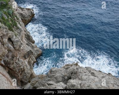 Ozeanszene mit Wellen, die gegen die felsige Küste krachen und plätschern Stockfoto