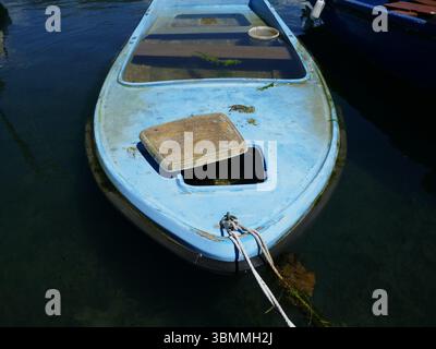 Wasser gesunkenes Boot im Meer und voller Wasser Stockfoto