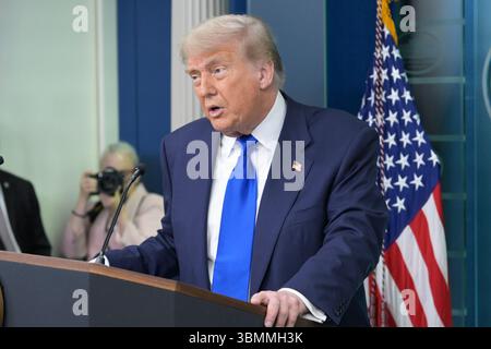 Washington, USA. Februar 2025. US-Präsident Donald Trump spricht heute am 27. Juni 2025 im Brady Briefing Room/Weißen Haus in Washington D.C. über den Iran, den Obersten Gerichtshof, die Frist für Zölle und Steuergesetze. (Foto: Lenin Nolly/Sopa Images) Credit: SOPA Images Limited/Alamy Live News Stockfoto