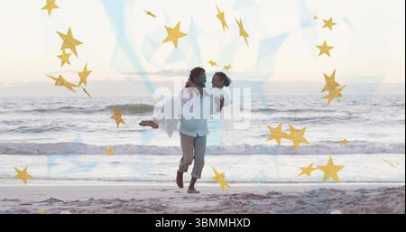 Wandermann in Leinenhemd, der Frau im Sommerkleid am Strand entlang trägt, mit goldenen Sternenüberzügen Stockfoto