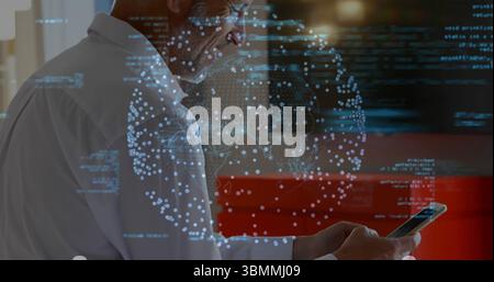 Mann in weißem Hemd, der Smartphone hält und holographische Kugel mit Code im Büro, Kopierraum sieht Stockfoto