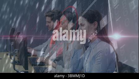 Arbeitende Supportmitarbeiter, die sich über Headsets unterhalten und Tastaturen im Büro eingeben, Code-Overlay Stockfoto