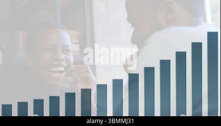 Lachende Geschäftsleute diskutieren Verkaufszahlen am Schreibtisch, mit Smartphone und Balkendiagramm Stockfoto