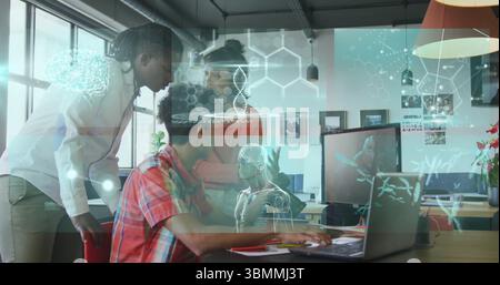 Kooperierende Fachleute diskutieren Forschung im Büro mit Laptop- und holografischen Projektionen Stockfoto