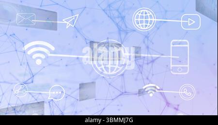 Anzeigen des zentralen Globus-Symbols, das Knoten in einem digitalen Netz mit Umschlägen und Flugzeugsymbolen aus Papier verbindet Stockfoto