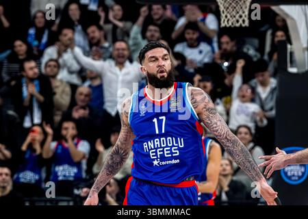 ISTANBUL, TÜRKEI - 07. MÄRZ 2025: Turkish Airlines EuroLeague reguläre Saison Spiel in Runde 28 zwischen Anadolu Efes Istanbul und Virtus Segafredo Bologna Stockfoto