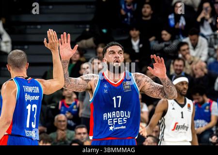 ISTANBUL, TÜRKEI - 07. MÄRZ 2025: Turkish Airlines EuroLeague reguläre Saison Spiel in Runde 28 zwischen Anadolu Efes Istanbul und Virtus Segafredo Bologna Stockfoto