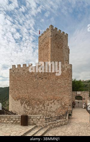 Die Burg Almohad der Stadt Alcalá del Júcar befindet sich auf einem Felsen, der von der Schlucht des Flusses Júcar gebildet wurde, Albacete, Kastilien La Mancha, Spanien, Europa. Stockfoto