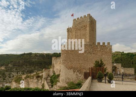 Die Burg Almohad der Stadt Alcalá del Júcar befindet sich auf einem Felsen, der von der Schlucht des Flusses Júcar gebildet wurde, Albacete, Kastilien La Mancha, Spanien, Europa. Stockfoto