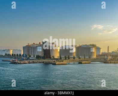 Barcelona, Spanien - 11. Juli 2024: Sonnenuntergang auf Enagas LNG-Tanks an Kais im Hafen Stockfoto