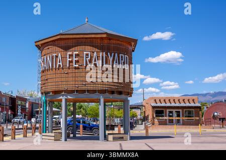Santa Fe, NM, USA - 17. Mai 2025: Stadtbild der Santa Fe Railyard mit selektivem Fokus auf den Wasserturm unter den umliegenden Unternehmen Stockfoto