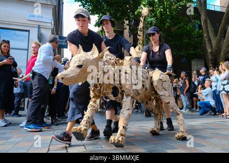 London, Großbritannien. Juni 2025. Lebensgroße Tierpuppen kamen heute Morgen in London an und setzen ihre Reise durch das West End von Covent Garden nach Somerset House fort. The HERDS, ein Imtiative für Klimakunst, möchte alle inspirieren, die die Performance auf ihrer 000 km langen Reise erleben. Quelle: Eleventh Photography/Alamy Live News Stockfoto