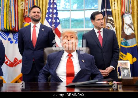 Washington, USA. Juni 2025. US-Präsident Donald Trump mit Vizepräsident JD Vance und Außenminister Marco Rubio nehmen am 27. Juni 2025 an einem Besuch der Außenminister von Kongo und Ruanda im Oval Office des Weißen Hauses in Washington Teil. Foto: Yuri Gripas/Pool/SIPA USA Credit: SIPA USA/Alamy Live News Stockfoto