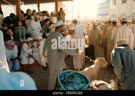 Nizwa, Oman, Al Razha Folk Dance, ein traditioneller Tanz mit Schwertern. Stockfoto
