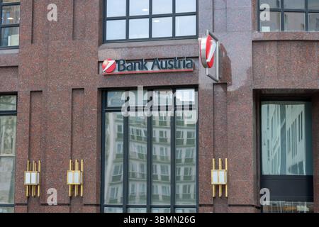Außenwerbung und Corporate Identity der Bank Austria an der Wand eines Gebäudes im Geschäftsviertel Österreich, Wien, 27. Juni 2025 Stockfoto