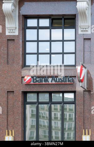 Bank Austria's Logo und Name auf dem Hintergrund der urbanen Architektur, Austria, Wien, 27. Juni 2025 Stockfoto
