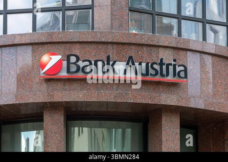 Die Fassade der Bank Austria Filiale mit einem modernen Logo auf dem Hintergrund der Marmorverkleidung des Gebäudes, Österreich, Wien, 27. Juni 2025. Stockfoto