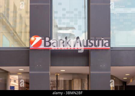 Nahaufnahme des Bank Austria Logos und Namens auf der Marmorwand eines modernen Gebäudes, Österreich, Wien, 27. Juni 2025. Stockfoto