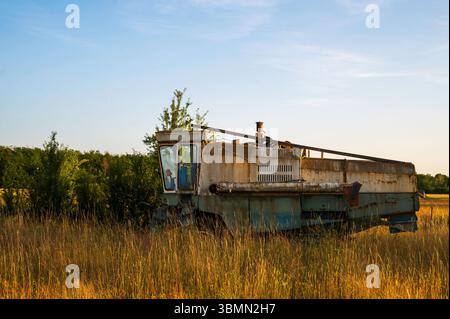 Der alte Mähdrescher rostet unter freiem Himmel weg Stockfoto
