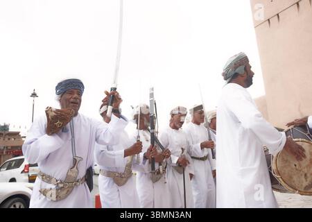 Nizwa, Oman, Al Razha Folk Dance, ein traditioneller Tanz mit Schwertern. Stockfoto