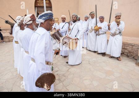 Nizwa, Oman, Al Razha Folk Dance, ein traditioneller Tanz mit Schwertern. Stockfoto