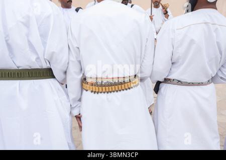 Nizwa, Oman, Al Razha Folk Dance, ein traditioneller Tanz mit Schwertern. Stockfoto
