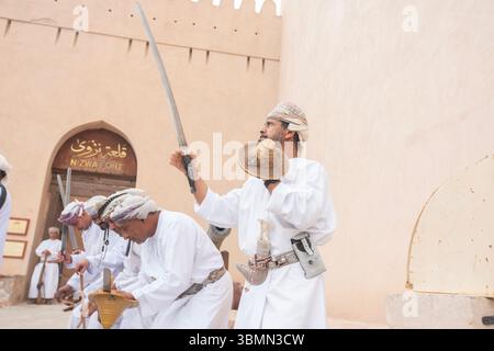 Nizwa, Oman, Al Razha Folk Dance, ein traditioneller Tanz mit Schwertern. Stockfoto
