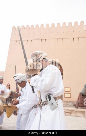 Nizwa, Oman, Al Razha Folk Dance, ein traditioneller Tanz mit Schwertern. Stockfoto